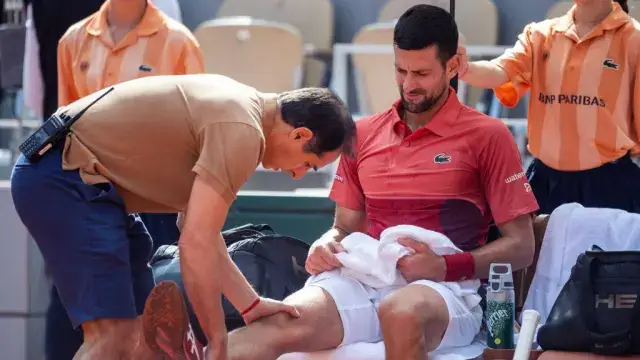 Novak Djokovic encara Wimbledon con una protección en su rodilla