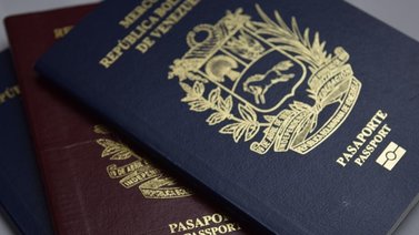 Comienza entrega de pasaportes y prórrogas a venezolanos en Ecuador