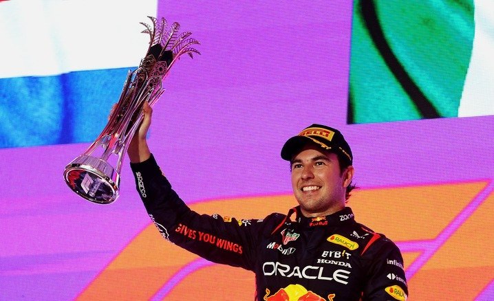 El piloto Checo Pérez en problemas otra vez El piloto Checo Pérez en problemas otra vez
