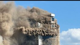 Incendio de gran magnitud afecta rascacielos en Kazajistán (+Imágenes impresionantes)