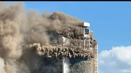 Incendio de gran magnitud afecta rascacielos en Kazajistán (+Imágenes impresionantes)