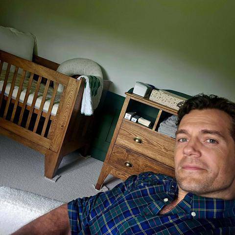 Henry Cavill muestra el cuarto de su bebé y pide consejos para ser papá