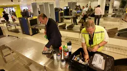 Atrapan a agente de aduanas de Florida tras robar dinero a pasajeros internacionales