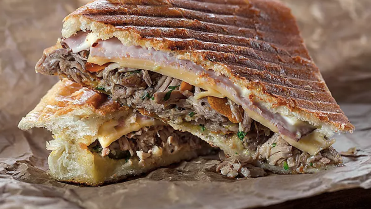 Tripleta: sándwich boricua con triple sabor