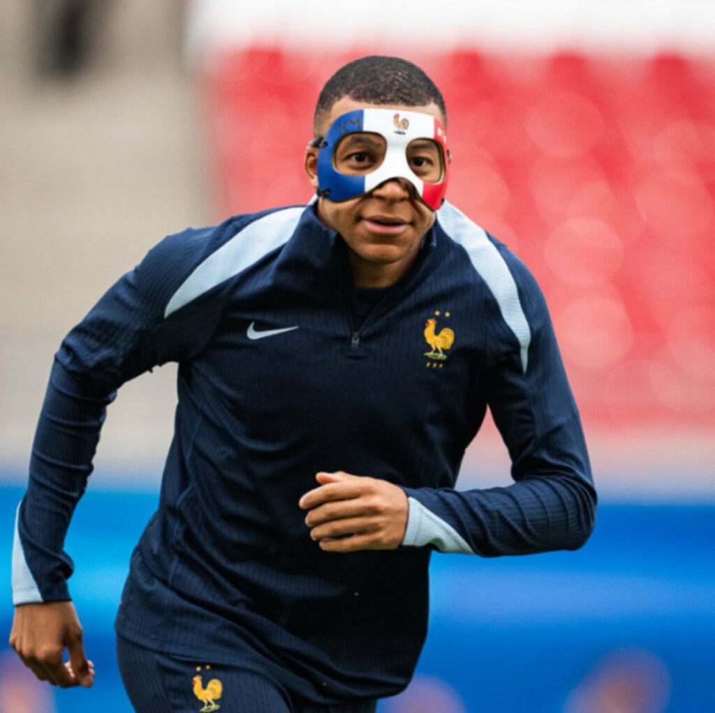 Eurocopa 2024: Mbappé reaparece con una máscara (+Foto) Eurocopa 2024: Mbappé reaparece con una máscara (+Foto)
