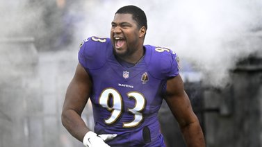 Calais Campbell, de Dolphins, a la caza de Von Miller como el mejor en capturas en la NFL