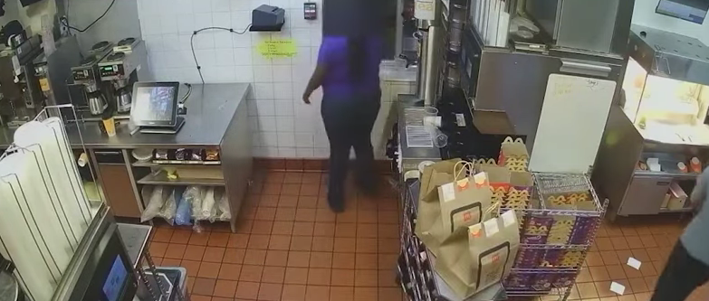 Empleada de McDonald’s desató balacera contra clientes (Video) Empleada de McDonald’s desató balacera contra clientes (Video)