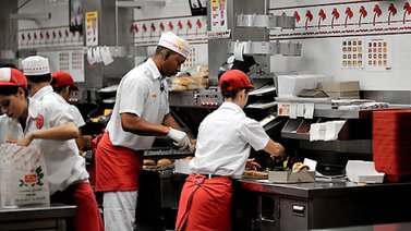 In-N-Out Burger ayuda a sus trabajadores a conseguir la Green Card (+Detalles)