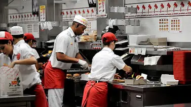 In-N-Out Burger ayuda a sus trabajadores a conseguir la Green Card (+Detalles) In-N-Out Burger ayuda a sus trabajadores a conseguir la Green Card (+Detalles)
