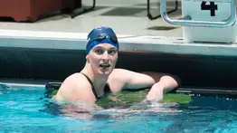 Nadadora transgénero Lia Thomas no podrá competir en categorías femeninas de élite