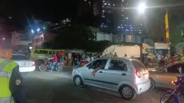 Reportan fuerte choque entre un vehículo de pasajeros y un camión de basura en Palo Verde