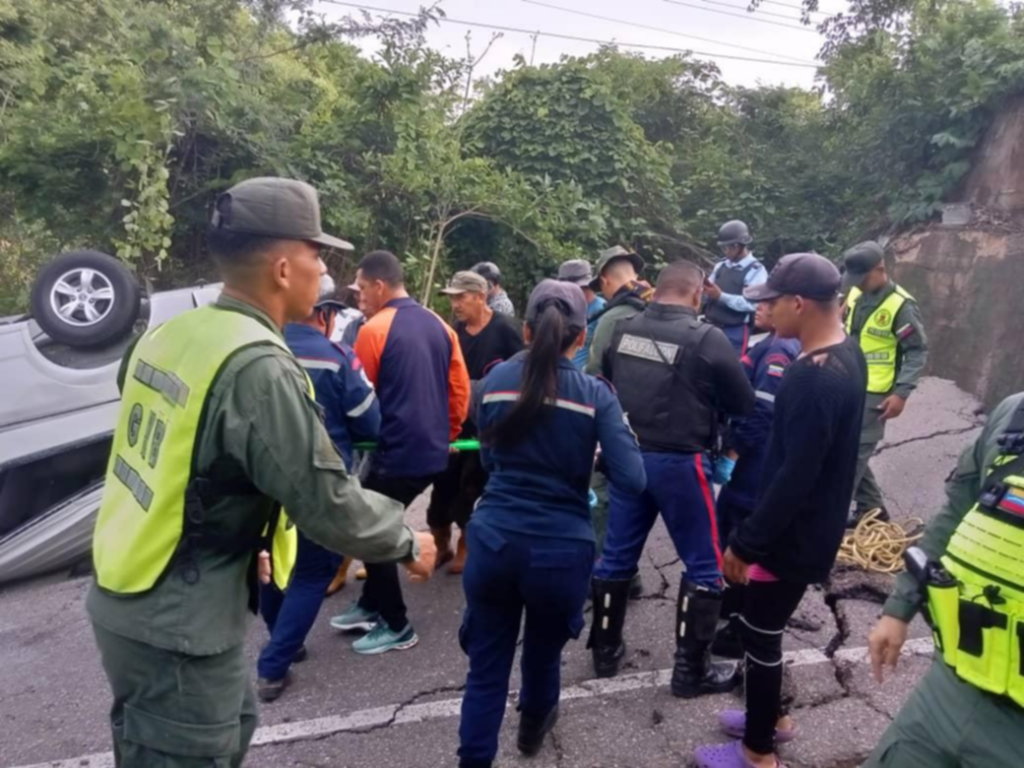 ÚLTIMA HORA: Colapso de un puente deja un muerto y varios heridos (+FOTOS)