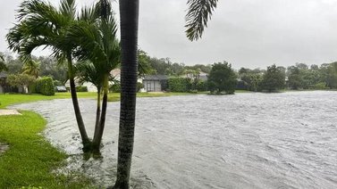 Gobernador de Florida decreta toque de queda en Naples por inundaciones