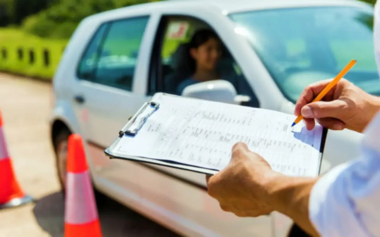 Eliminan pruebas de licencia para conducir a estas personas en Illinois: Sepa más