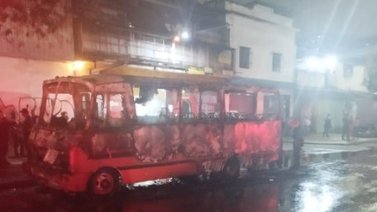 Camioneta de transporte público se incendia en San Martín (+Foto)