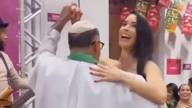 Sacerdote es tendencia por bailar bachata con una joven (+Video)