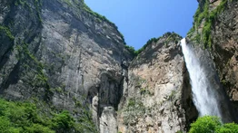 Turista descubre la verdad sobre la cascada más alta de China (+Video viral)
