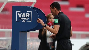 La Premier League mantendrá el VAR