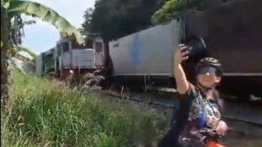 Brasil | Ciclista recibió golpe en la cabeza por un tren al intentar tomarse un selfie (+Video)