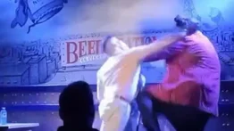 Golpean a comediante en pleno show tras hacer "chistes" pedófilos