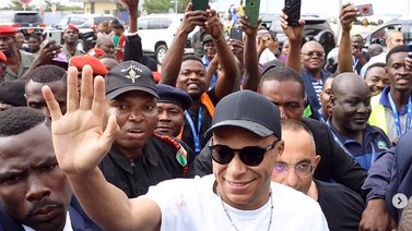 Kylian Mbappé es recibido como estrella de rock en Camerún (+Video)