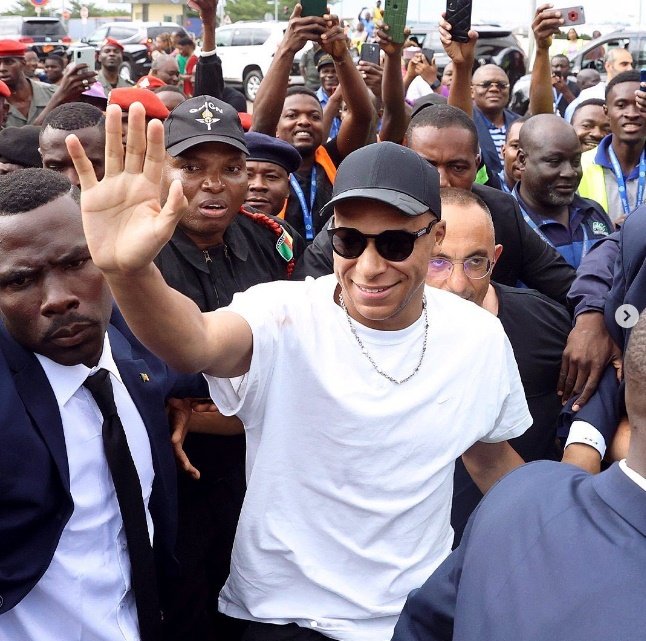 Mbappé llega al Madrid y así reacciona El Chiringuito Mbappé llega al Madrid y así reacciona El Chiringuito