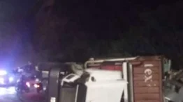 Reportan que una gandola cargada de chatarra se volcó en la autopista Caracas-La Guaira