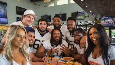 Hooters ofrece empleo a extranjeros con opción a Green Card (+Requisitos) Hooters ofrece empleo a extranjeros con opción a Green Card (+Requisitos)