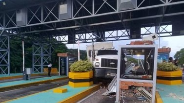 Choque de gandola contra taquilla de peaje deja una mujer herida