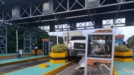 Choque de gandola contra taquilla de peaje deja una mujer herida