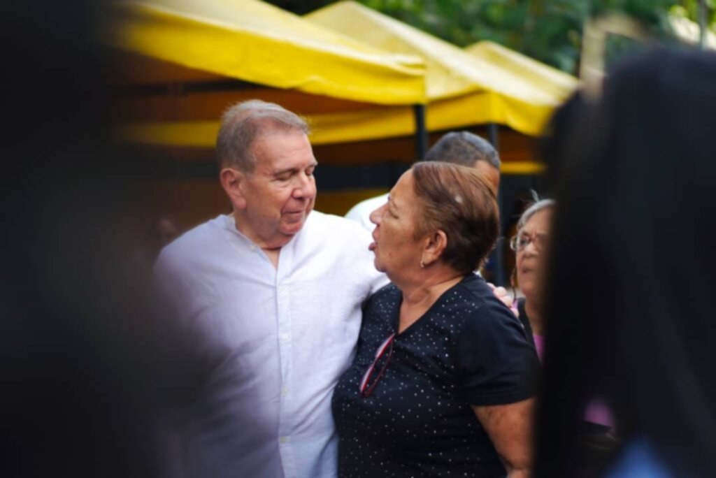 Edmundo González se reunió con comerciantes de un mercado en Chacao