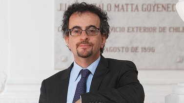 Embajador británico en México apunta con rifle de asalto a empleado diplomático