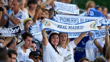 ¡Surrealista! Aficionados del Real Madrid viajan a la final de la Champions en avión del Barcelona (+Video)