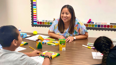 Migrantes pueden hacer estos cursos para ser maestros en Florida