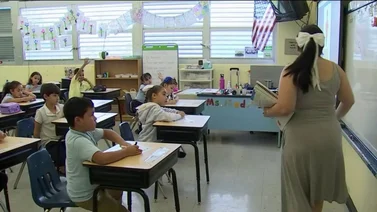 Escuelas de Miami buscan desde maestros hasta conductores: Sepa cómo optar si eres migrante (+Salario)
