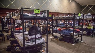EEUU | Reubican a personas sin hogar en refugio de California