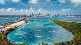 Un grupo de mujeres lanza billetes al mar en bahía de Miami (+Video viral)