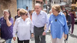 Edmundo González y su esposa se reúnen con adultos mayores