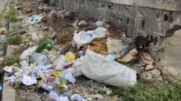 Abren procedimientos a comercios por botar basura en la vía pública