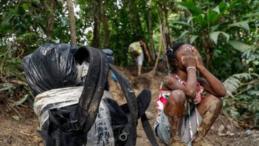 Rescatan a dos niños venezolanos en el Darién: Su mamá se quedó dentro de la selva (+Video)