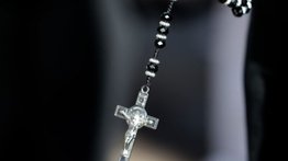 Sacerdote mordió a una mujer en “defensa” de la hostia
