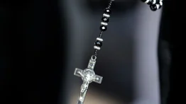 Sacerdote mordió a una mujer en “defensa” de la hostia