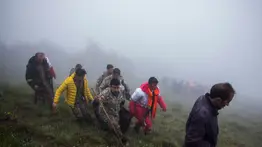 En imágenes: Así rescatan cuerpos en accidente donde falleció Ebrahim Raisi