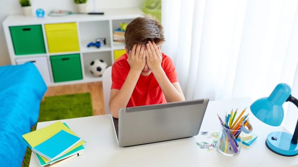 Niño de 10 años se suicida tras recibir bullying por sus dientes y gafas Niño de 10 años se suicida tras recibir bullying por sus dientes y gafas