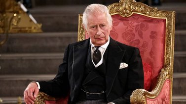 Conozca el conmovedor símbolo oculto en el nuevo retrato del rey Carlos III