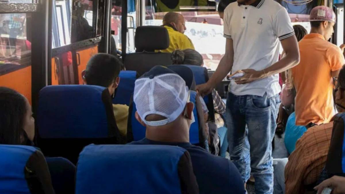Detienen a colector por negar el uso del transporte a un adulto mayor