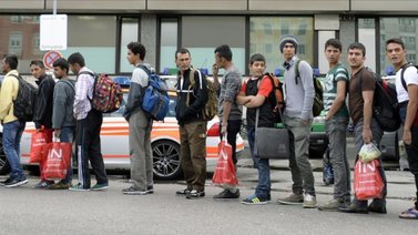 Alemania entrega ayudas a migrantes en tarjetas