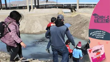 Inmigrantes se defienden con palos y piedras de agentes fronterizos entre México y EEUU Inmigrantes se defienden con palos y piedras de agentes fronterizos entre México y EEUU