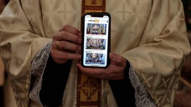 Dios al alcance de una app. La religión llega a los celulares
