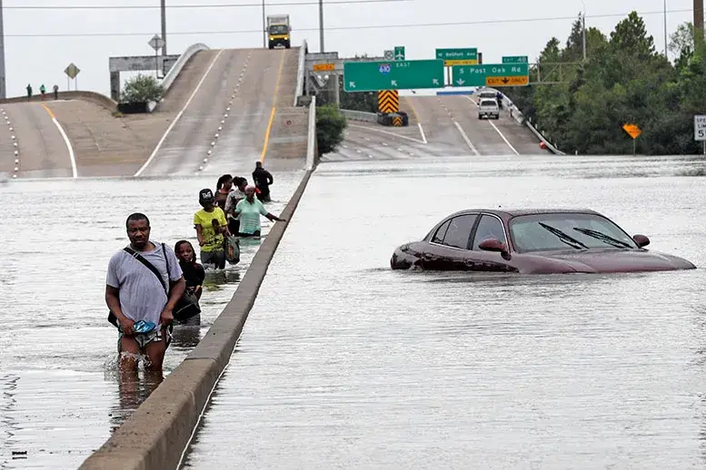 Houston | Ofrecen ayuda económica a los afectados por inundaciones